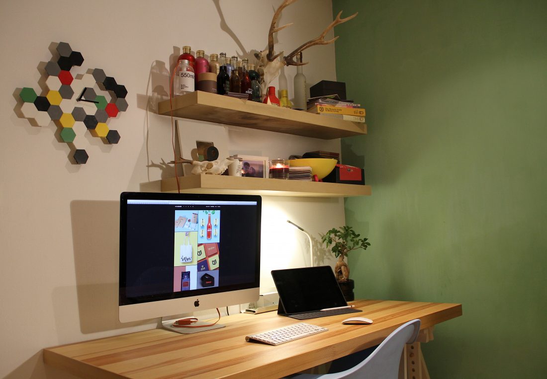 Michalov pracovný stôl zdobí bonsaj a množstvo dizajnových fliaš ako inšpirácia