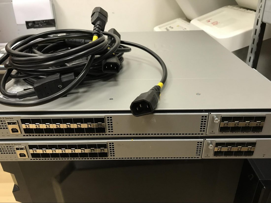 Pôvodná dvojica Cisco 4500X po odpojení.